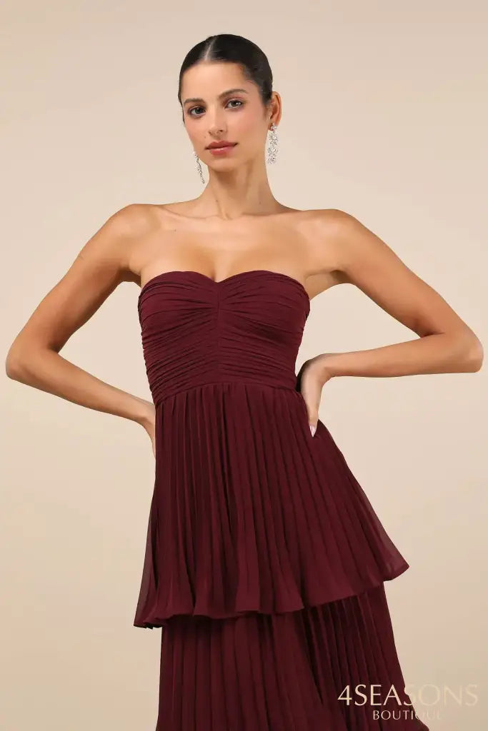 Vestido longo tomara-que-caia roxo com camadas
